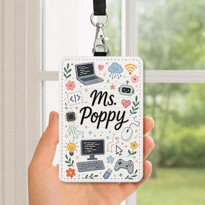 Puede incluir: Un porta credenciales rectangular blanco con un clip de cordón negro. La superficie muestra un patrón de líneas con ilustraciones coloridas de temática tecnológica, incluyendo una laptop, computadora, mouse, teclado y el texto Ms. Poppy.