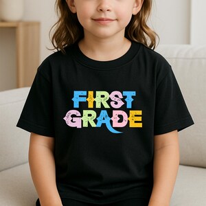 Camiseta personalizada colorida para profesores o estudiantes: camiseta retro con letras mayúsculas para la vuelta al cole: idea divertida para el primer día. Camiseta para la vuelta al cole.