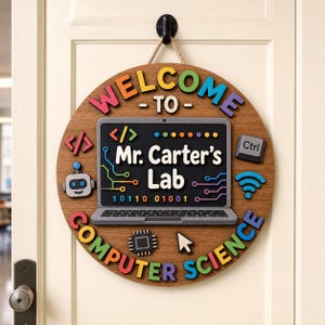 Peut inclure: Une plaque de porte ronde en bois avec le texte "WELCOME TO" et "COMPUTER SCIENCE" en lettres colorées. Le centre affiche un graphique d'ordinateur portable avec le texte "Mr. Carter's Lab", une icône de robot, une touche Ctrl et une puce.