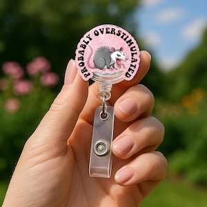 Grappige opossum-badgereel | 'Waarschijnlijk overprikkelde' ID-houder | Badgeclip met schattige dieren | Humorsleutelhanger voor verpleegkundigen, docenten, kantoor en werknemers