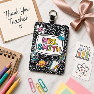 Może przedstawiać: Zestaw prezentowy dla nauczyciela z etykietą bagażową w stylu notatnika z napisem "MRS. SMITH" i ilustracjami naukowymi. Zestaw zawiera kartkę "Dziękuję Nauczycielu", ołówki i spinacze do papieru, wszystko ułożone na marmurowej powierzchni.