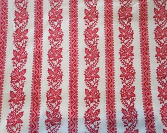 Baumwollmischgewebe: Rotes u. Rosa Blumenborten-Design - 3 1/4 Yards