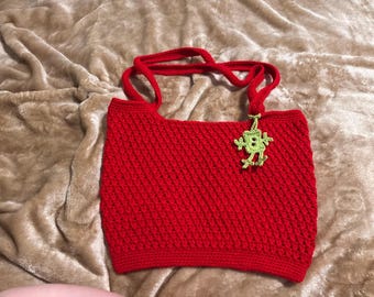 Le sac fourre-tout tissé au crochet est livré avec un motif de breloques grenouille supplémentaire !