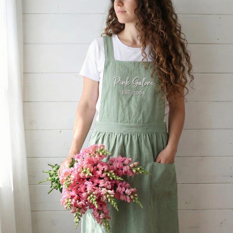 Grembiuli personalizzati per donna, grembiule personalizzato ricamato con testo - regalo creativo per San Valentino, proposta di matrimonio per damigelle d'onore immagine 4