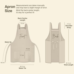 Pu&ograve; includere: Diagramma di un grembiule beige con misure in centimetri. La vista frontale mostra una tasca da 17 cm e una tasca da 15 cm. Il cinturino in vita &egrave; di 45,5 cm. La vista posteriore mostra un fiocco. La lunghezza totale &egrave; di 81,5 cm.