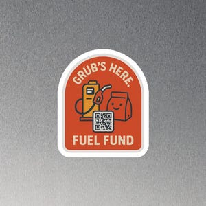 Puede incluir: Una pegatina con fondo rojo y borde blanco. La pegatina presenta una imagen de dibujos animados de una gasolinera, una bolsa de comida y el texto "GRUB'S HERE" y "FUEL FUND". También se incluye un código QR.