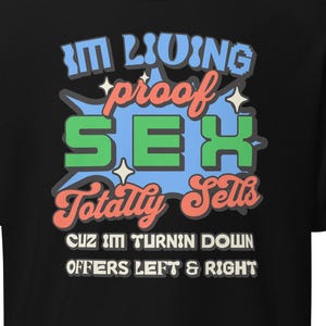 Camiseta &quot;I&#39;m Living Proof Sex Totally Sells&quot; - Camiseta Gay Engraçada - Camiseta Queer Innuendo - Camiseta Exagerada e Sedutora - Roupas LGBTQ+ Ousadas