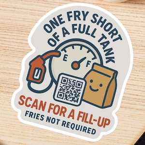 Può includere: Un adesivo con il testo "ONE FRY SHORT OF A FULL TANK" e "SCAN FOR A FILL-UP FRIES NOT REQUIRED". L'adesivo presenta una pompa di benzina, un indicatore del carburante e un sacchetto di patatine sorridente. Altri elementi includono una fotocamera e documenti di viaggio.