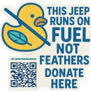 Puede incluir: Una pegatina con un patito de goma amarillo tachado por una línea azul. El texto dice "THIS JEEP RUNS ON FUEL NOT FEATHERS DONATE HERE" con un código QR debajo. El pato tiene una hoja azul y un pico naranja.