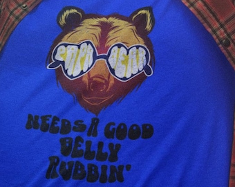 Papá Oso Necesita Que Le Acaricien La Barriga – Camiseta Divertida Orgullo Oso Camiseta Clásica Unisex