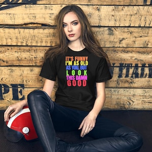 Camiseta de cumpleaños divertida y colorida: "Luce genial" / Regalo con humor para el envejecimiento / Camiseta con letras atrevidas inspirada en el orgullo / Camiseta unisex