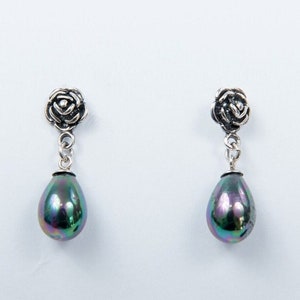 Flower stud silver oxide black pearl drop earrings, handmade floral silver dangle earrings with black pearls, Majorica pearl stud earrings