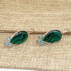 Blaue Paua Abalone Muschel und Blauer Opal auf Silber 925 Cabochon Ohrhänger, Schmuck aus Israel, Silberohrring handgemacht