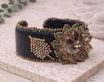 Pulseira de couro artesanal com cristais Swarovski, pulseira com miçangas "Não me esqueças", joia boho statement, pulseira larga de couro para o pulso, presente.