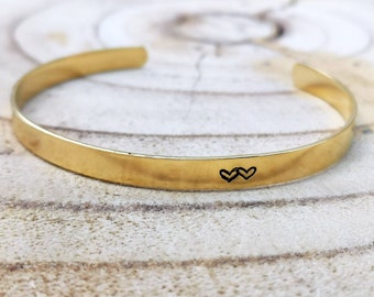 Brazalete rígido hecho a mano en oro de 14 quilates: Diseño de doble corazón tallado