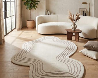 Tapete bege com formato orgânico, design de contorno tufado à mão, estilo minimalista moderno abstrato neutro.