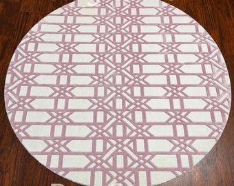 Tapete geométrico rosa, revestimento de piso em lã tufada à mão, decoração moderna com padrão de treliça.