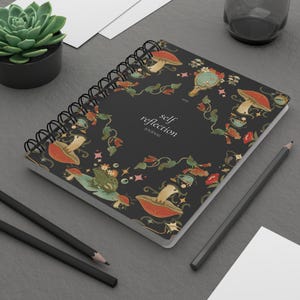 Journal de jour paresseux grenouille et champignon avec reliure spirale auto-réflexion - Cahier de pleine conscience Cottagecore, cadeau pour écrivains, édition 2025