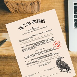Puede incluir: Un documento "Task Contract" color crema con texto negro y una ilustración de cuervo. El contrato incluye secciones para detalles de tareas, plazos y firmas, con un sello "Notarized".