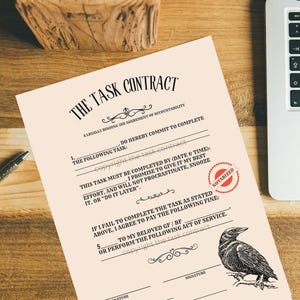 Puede incluir: Un documento "Task Contract" color crema con texto negro y una ilustración de cuervo. El contrato incluye secciones para una tarea, una fecha de finalización y firmas. Un sello rojo "Notarized" es visible.