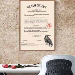 Puede incluir: Una impresión enmarcada de "The Task Contract" cuelga de una pared texturizada. El contrato es beige con texto negro y un sello rojo. Una ilustración detallada de un cuervo está en la parte inferior. Un escritorio blanco con rosas y una silla están en primer plano.