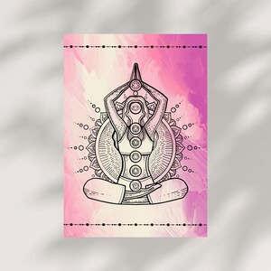 Könnte beinhalten: Schwarz-Weiß-Illustration einer Person in einer sitzenden Yoga-Pose, die Hände über dem Kopf erhoben. Das Bild zeigt Chakrasymbole entlang des Körpers, vor einem rosa-weißen Aquarellhintergrund. Das Design ist mit einem gepunkteten Rand umrahmt.