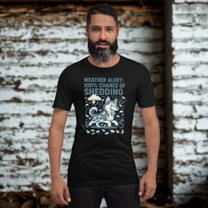 Camiseta de alerta meteorológica para adultos (XS-5X): suave camiseta de algodón de manga corta con dibujo de un husky siberiano con muda de pelo.