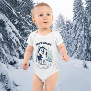 Built for Snow Days Baby Bodysuit (6M–24M) – Soft Short-Sleeved Cotton Bodysuit Featuring Cartoon Husky in Snowy Scene