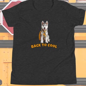 Torna a Cool Husky Kids T-shirt / Zaino Blue-Eyed Puppy Youth Tee (S–XL) / Maglietta scolastica con simpatico Siberian Husky