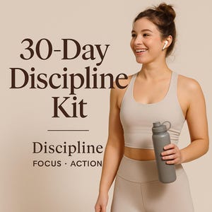 Può includere: Una donna con reggiseno sportivo e leggings beige tiene in mano una borraccia grigia. L'immagine include il testo "30-Day Discipline Kit" e le parole "Discipline, Focus, Action".