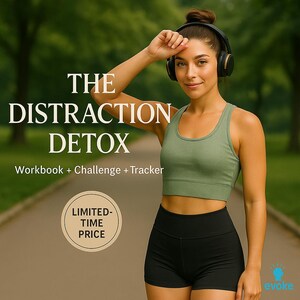 Può includere: Una donna con un reggiseno sportivo verde e pantaloncini neri, con cuffie, è in piedi su un sentiero. Il testo sull'immagine recita "THE DISTRACTION DETOX Workbook + Challenge + Tracker" e "LIMITED-TIME PRICE".