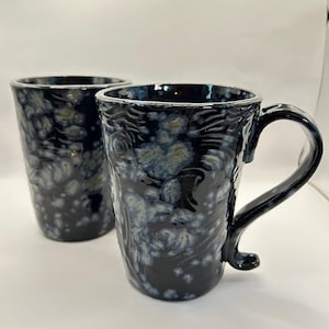 Op Van Gogh geïnspireerde handgemaakte mok met sterrenhemel | Steengoed | Donkerblauw