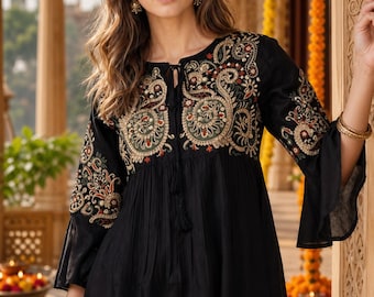 Kurti top / tunica lunga fino ai fianchi in rayon ricamato con maniche a campana, ideale per l'uso quotidiano.