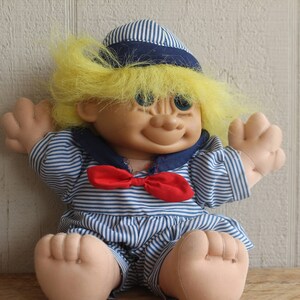 Große Russ Troll Stoffpuppe mit Matrosenanzug und Hut 30 cm mit Hut Stofftier