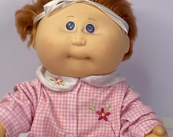 Muñeca Cabbage Patch Kids Preemie, pelo rojo, ojos violetas, 35,5 cm de altura, 1982, cuerpo rígido