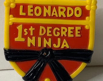 Teenage Mutant Ninja Turtle Red Badge "Leonardo" Sheild 5" Tall 1989 Burger King