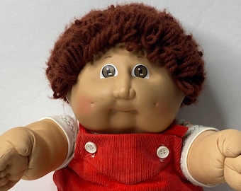 Muñeco de peluche Cabbage Patch Kids, niño, cabello castaño, ojos castaños, 16" de alto, año 1982