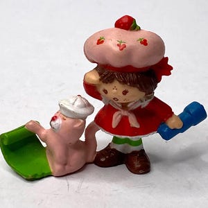 Strawberry Shortcake W/ Custard Her Cat on a Sailboat PVC Miniature Figurine 2.25" Tall 1983