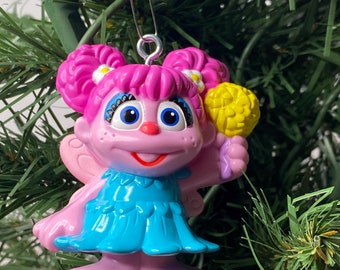 Adorno navideño para tarta de Abby de Barrio Sésamo, 7,6 cm de alto
