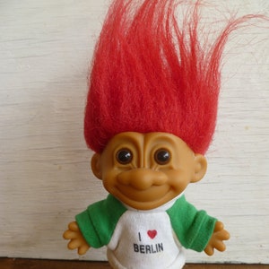 Russ Berie Troll Puppe &quot;I Love Berlin&quot; Rotes Haar 18 cm Groß W / Haar