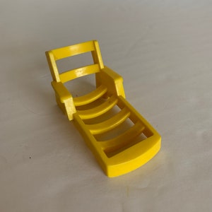 Fisher Price gele terrasloungestoel Little People 2,75&quot; lang x 1,25&quot; hoog