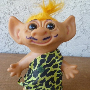 Troll Puppe Höhlenmann W / Schnurrbart Zeichnung 9 &quot;Hoch W / Orange Haar