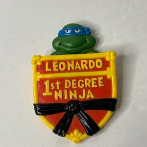 Teenage Mutant Ninja Turtle Red Badge &quot;Leonardo&quot; Sheild 5&quot; Tall 1989 Burger King