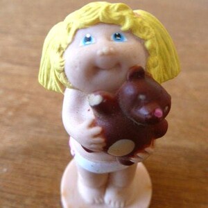 Cabbage Patch Miniatuurbeeldje voor kinderen Pop met een beer taarttopper 2,5" hoog