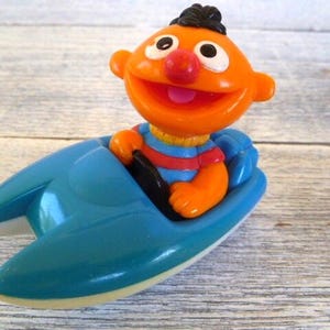 Sesamstraat Ernie rijdt in een blauwe boot Badspeelgoed Tyco 1981