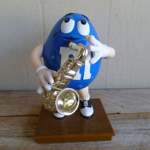 M & M Blue Playing Saxophone Dispenser Werbung 6,5 &quot;breit, 10&quot; hoch