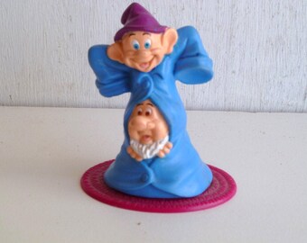 Adorno para tarta de Blancanieves con los enanitos Tonto y Estornudo, 8,25 cm de alto