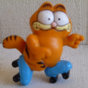 Garfield on Skates PVC Figurine Cake Topper 2.5" Tall Vintage