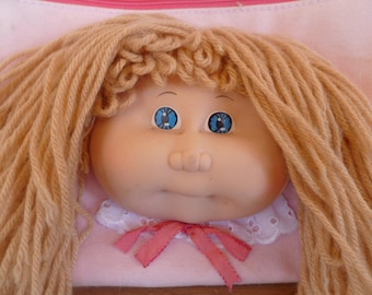 Bolso Cabbage Patch Kids, 1983, 20 cm de alto x 30 cm de ancho, correas de 20 cm