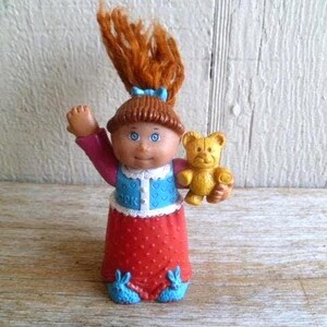Cabbage Patch kinderminiatuurbeeldje pop met beer 3,5" hoog 1992